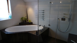 Eckbadewanne in Luxusausführung