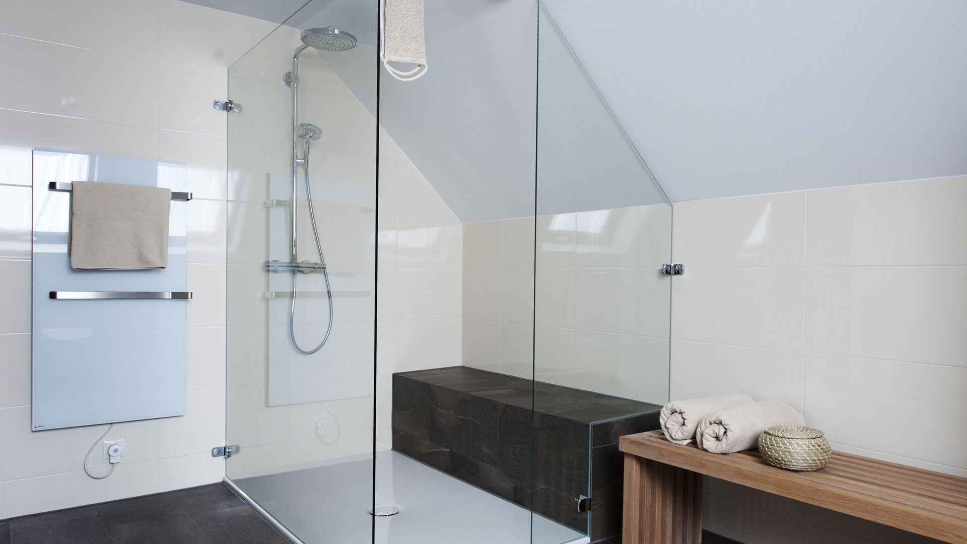 Dusche in einer Dachschräge, Badewanne raus und Dusche rein - www.bassena-bad.at