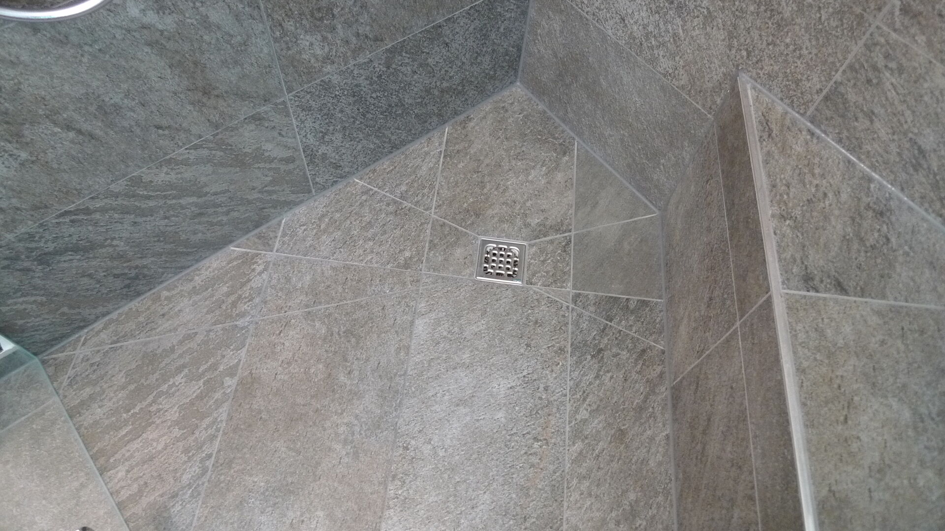 Gekonnt wurden die neuen Badezimmerfliesen in der Dusche verlegt. Ihr Badprofi bassena-bad.at berät Sie gerne.