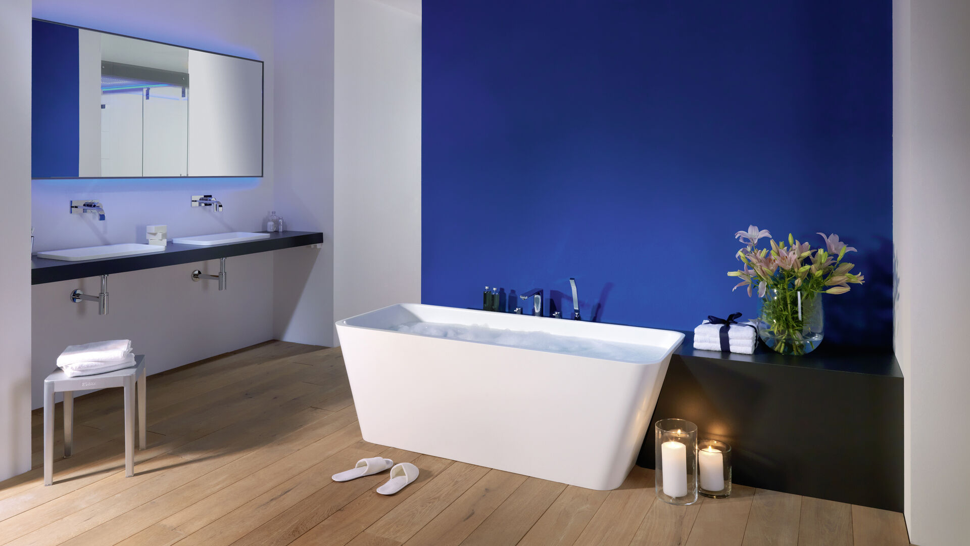 Badezimmer mit frei stehender Badewanne und Dusche
