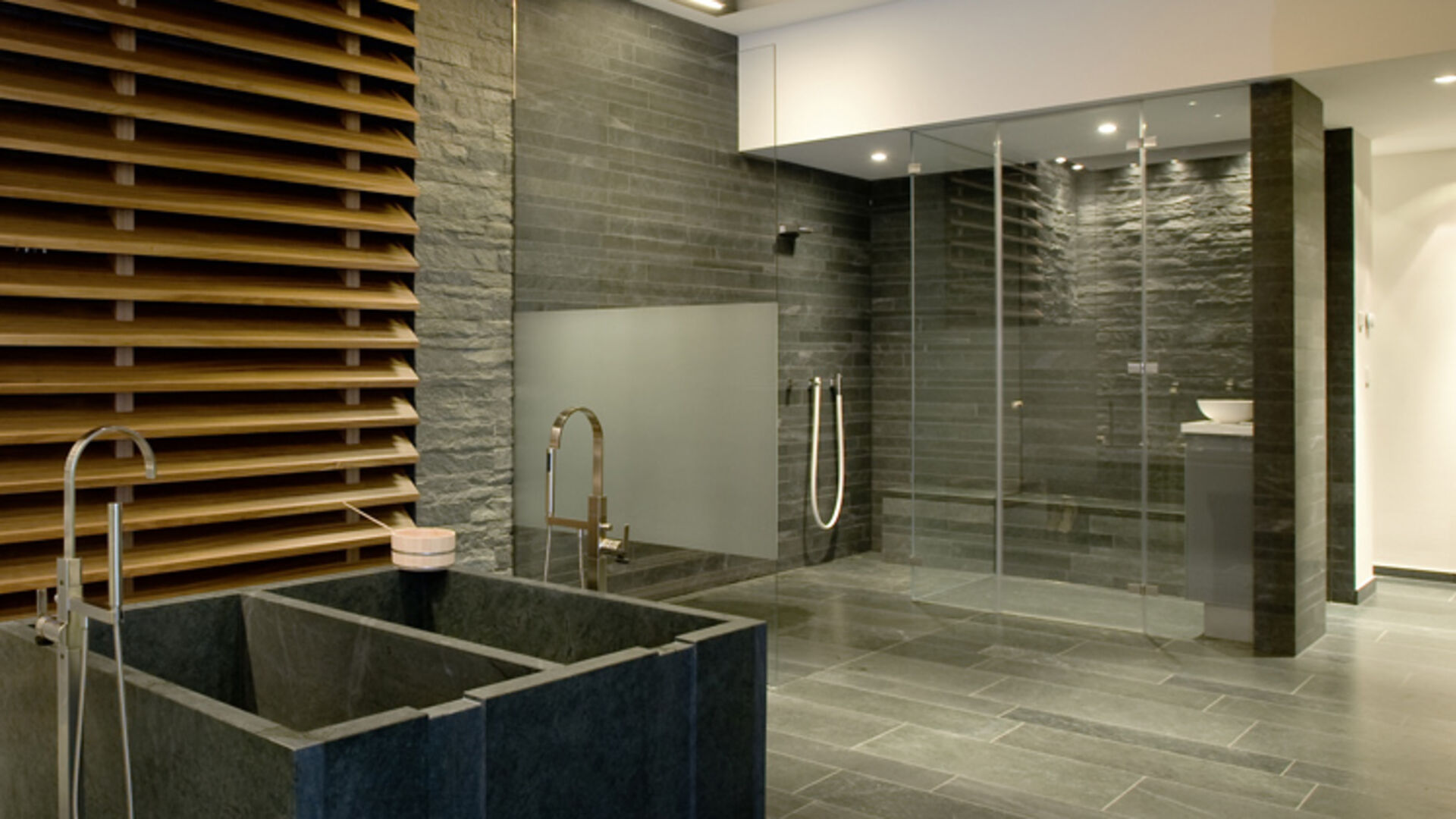 Badezimmer mit Glasdusche