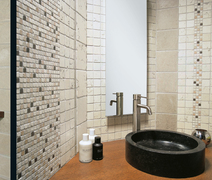 Mosaikfliesen für das Badezimmer in natur