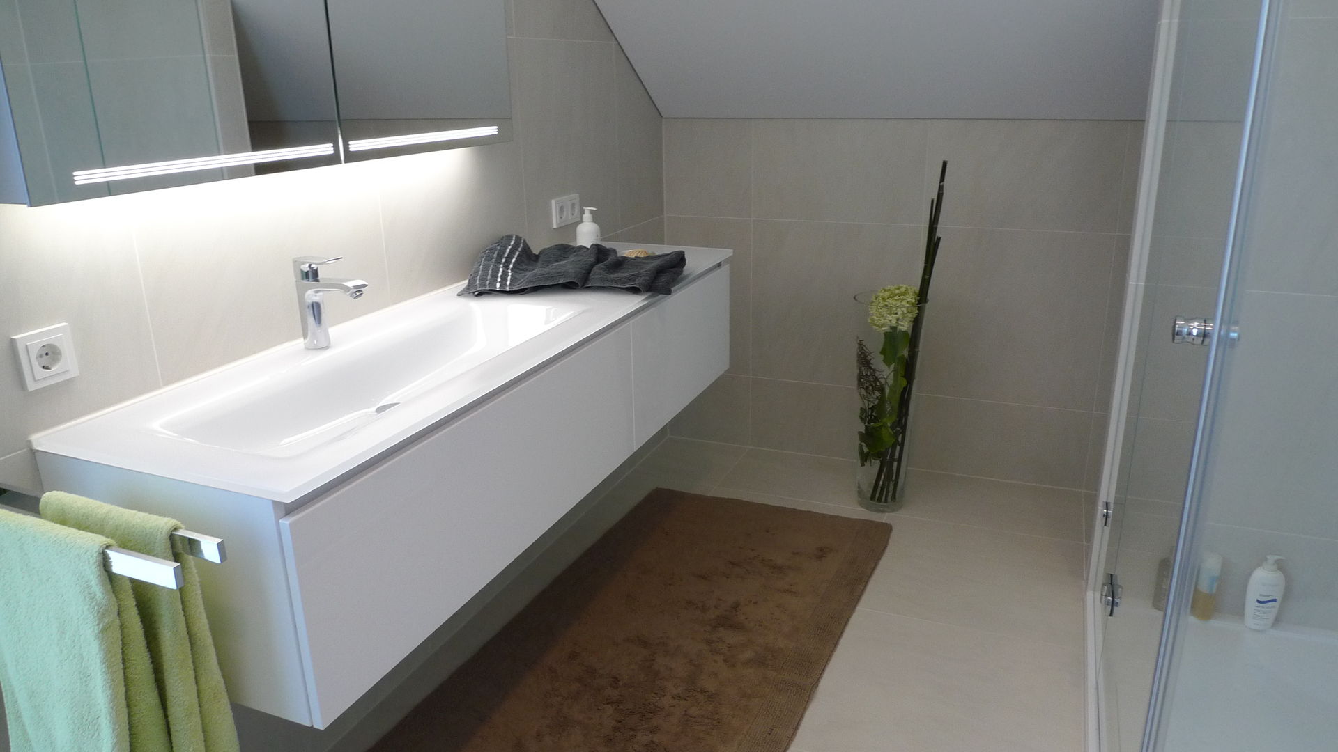 Eine neues Badezimmer unterm Dach. Kein Problem für Badplaner Haimo Steinmetz. Der Badprofi wenn es um die Renovierung ihres Bades geht.