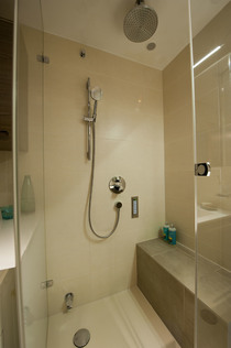 Dieses Bad zeigt das auch auf kleinem Raum mit der richtigen Planung etwas Schönes und Zweckmässiges entstehen kann.